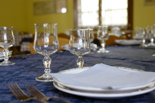 Sala da pranzo in cui i pasti vengono serviti in un unico tavolo.